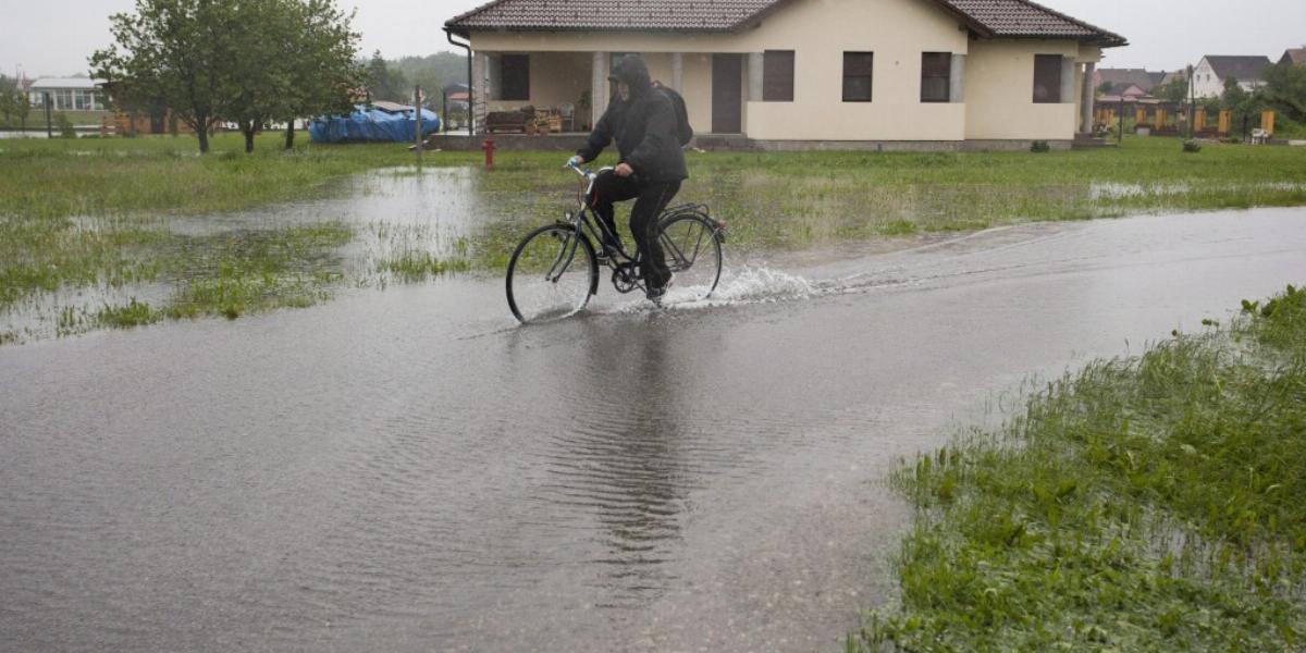 Még vasárnap is szivattyúzták a vizet Barcson, miután a hirtelen lezúduló, nagy mennyiségű eső utcákat, pincéket, udvarokat öntö