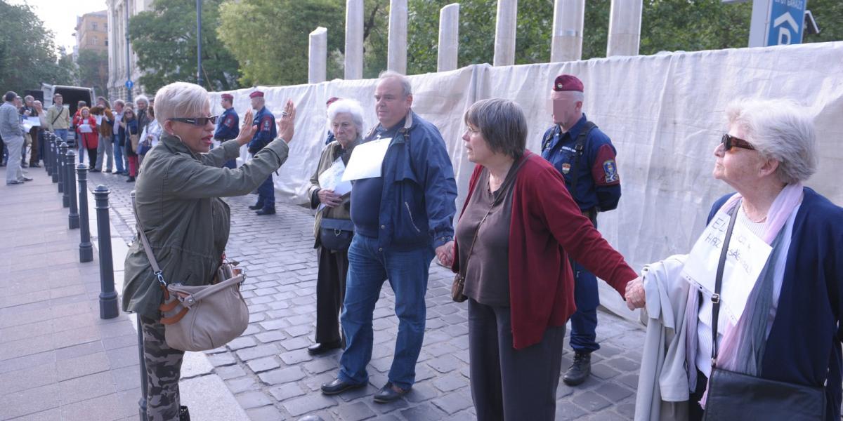 Megszokott „életkép” a csaknem kész emlékműnél, a Szabadság téren. Fotó: K2 Press/Népszava