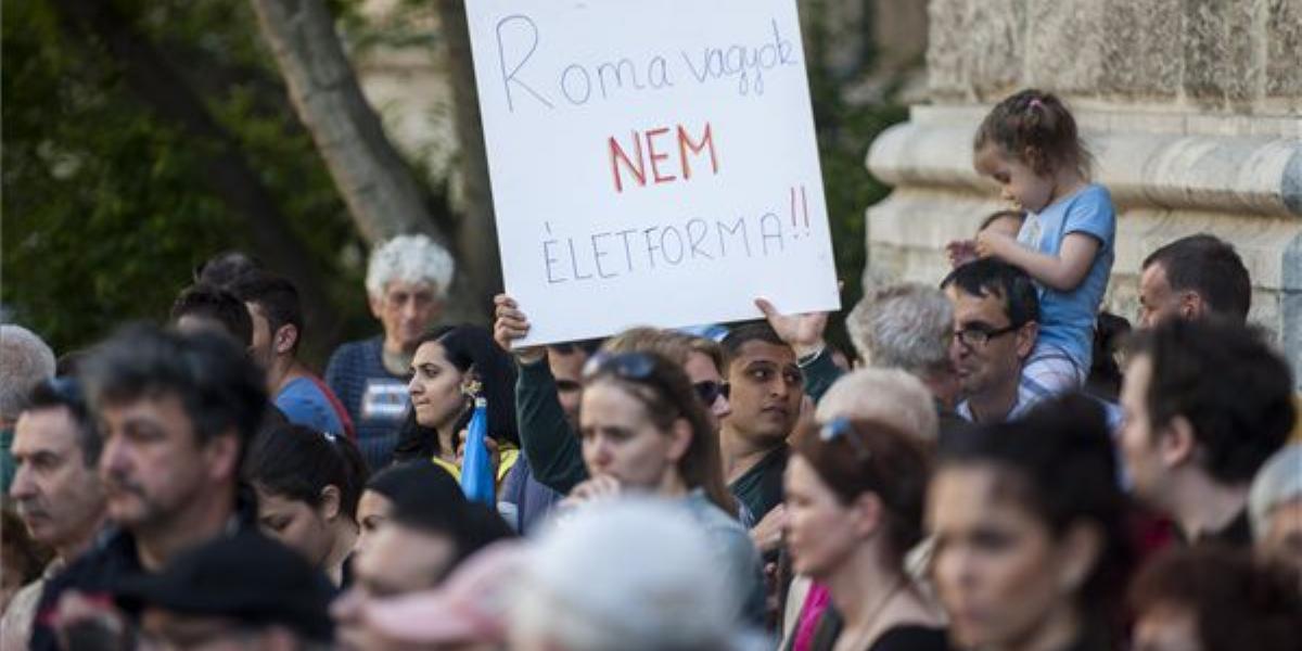  Egy résztvevő Roma vagyok nem életforma! feliratú táblát tart a kezében az Antirasszista akció elnevezésű békés tiltakozáson Bu