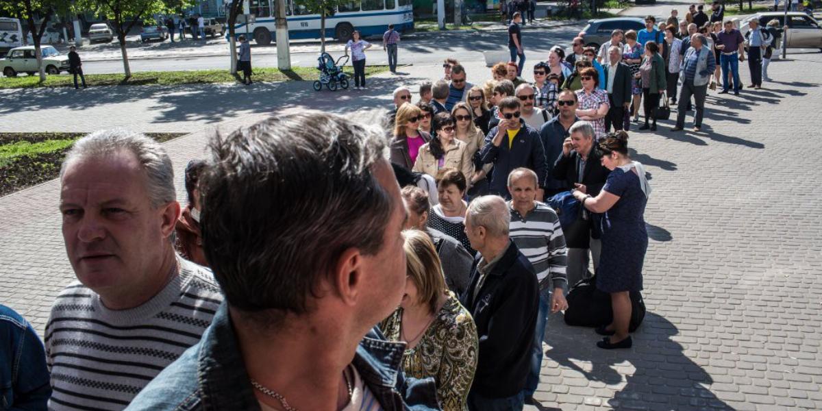 Mariupolban hosszú sorok álltak a szavazóhelyiségek előtt FOTÓ: EUROPRESS/GETTY IMAGES/BRENDAN HOFFMAN