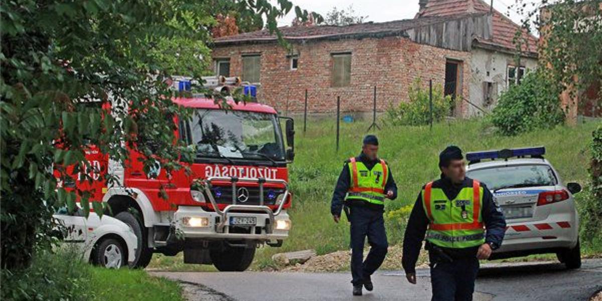 Rendőrök helyszínelnek egy érdi háznál 2014. május 16-án, ahol két halottat találtak a házban keletkezett tűz oltásakor. MTI Fot