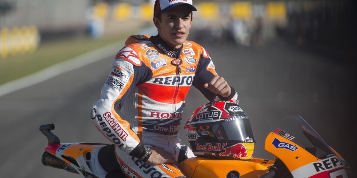 Marc Marquez a jerezi pályán pózol gépével a Moto GP spanyol futama idején, 2014. május 1-én. Fotó: Mirco Lazzari gp/Getty Image