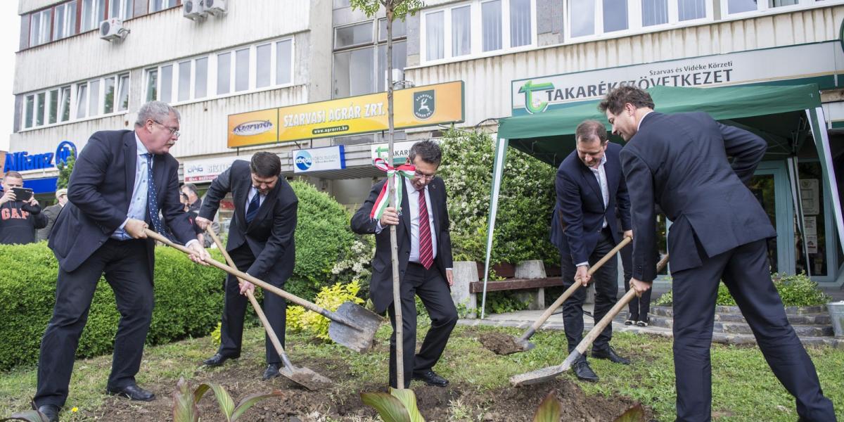 A Hungarikum Bizottság ülése Szarvason. Fazekas Sándor vidékfejlesztési miniszter, Farkas Zoltán, a Békés Megyei Közgyűlés elnök