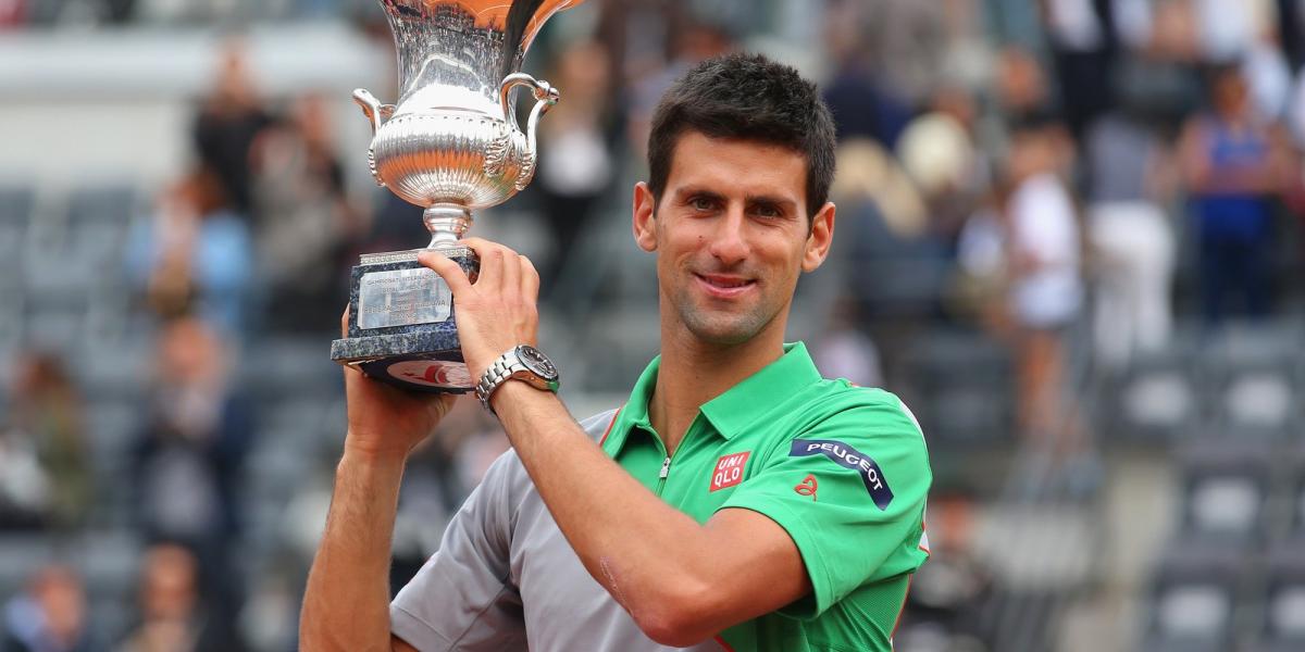 Olaszország, Róma, május 18. Novak Djokovic tartja a trófeát, miután a tenisztornán legyőzte a spanyol Rafael Nadalt Fotó: Julia