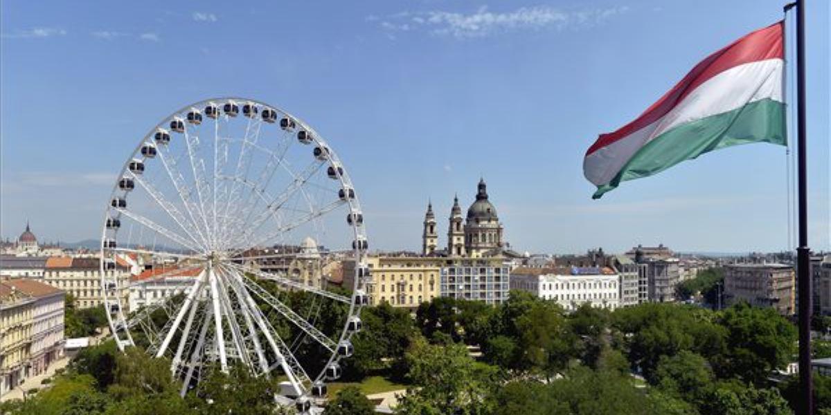 A Sziget Eye nevű óriáskerék a fővárosi Erzsébet téren 2014. május 26-án. A 65 méter magas óriáskereket az idén nem szállítják k