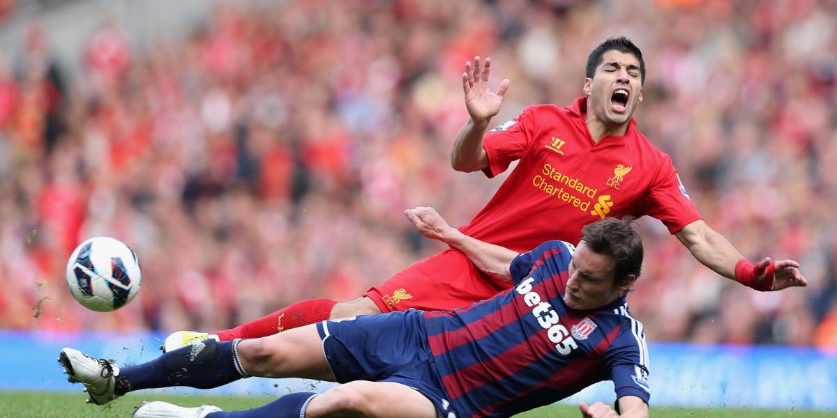 Dean Whitehead és Luis Suarez összecsapása. Fotó: Clive Brunskill, Getty Images.