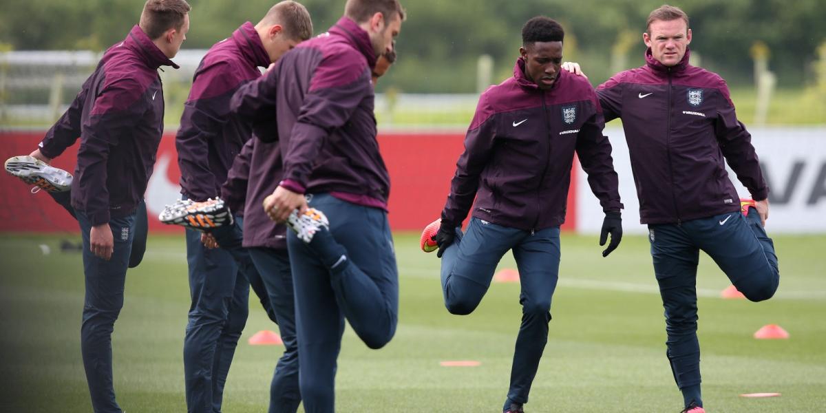 Danny Welbeck és Wayne Rooney állig begombolkozva melegít az angol válogatott edzésén. Fotó: Jan Kruger/Getty Images