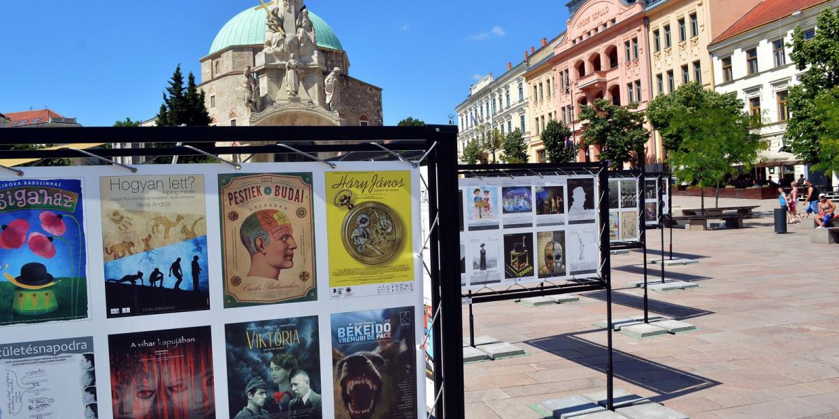 Kiposztolva címmel nyílt kiállítás a találkozó keretében a Széchenyi téren a most záruló színházi szezon bemutatóinak plakátjaib