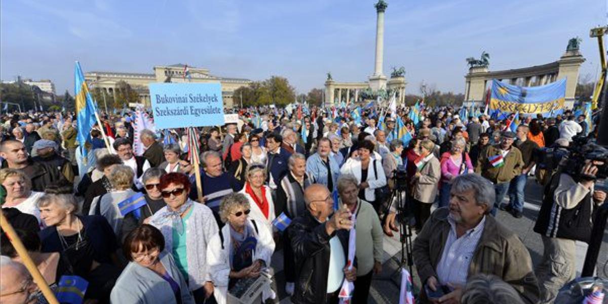  Résztvevők gyülekeznek a Hősök terén a Székelyek nagy menetelése elnevezésű, a háromszéki rendezvénnyel egy időben megrendezésr