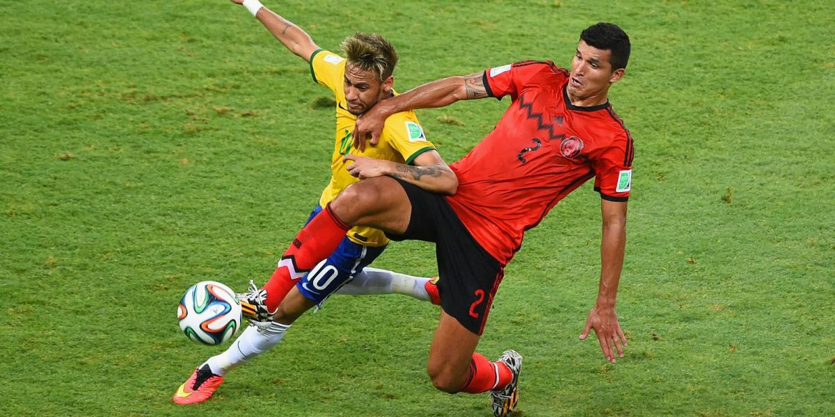 Neymar az óriás Rodriguez ölelésében - Fotó: Gettyimages