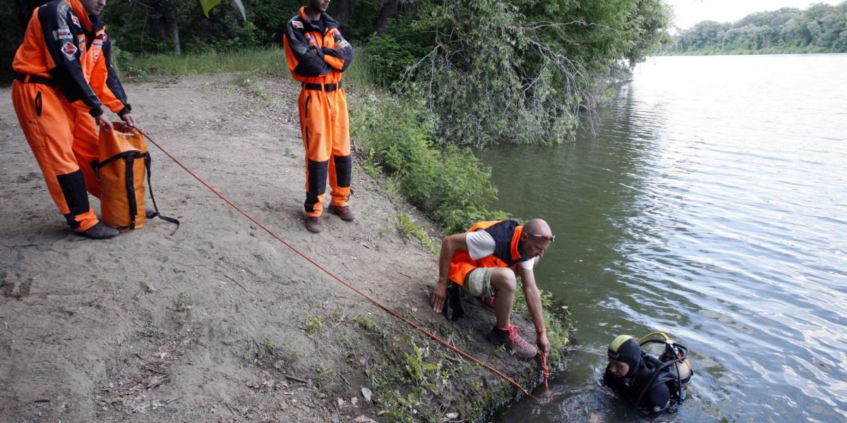 A nyár egyik legutóbbi áldozata: a miskolci Spider mentőcsoport tagjai keresnek egy vízbe fulladt horgászt a Tiszában, Tiszabábo