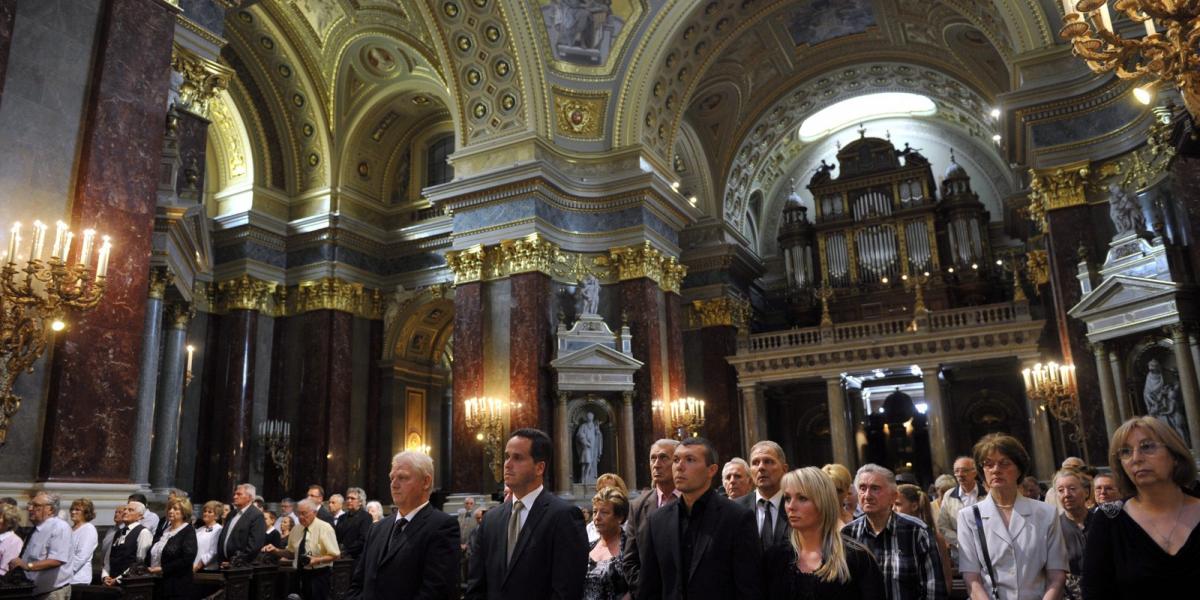 Balról Tarlós István főpolgármester, Kiss Norbert, az Emberi Erőforrások Minisztériumának helyettes államtitkára, és Dunai Antal