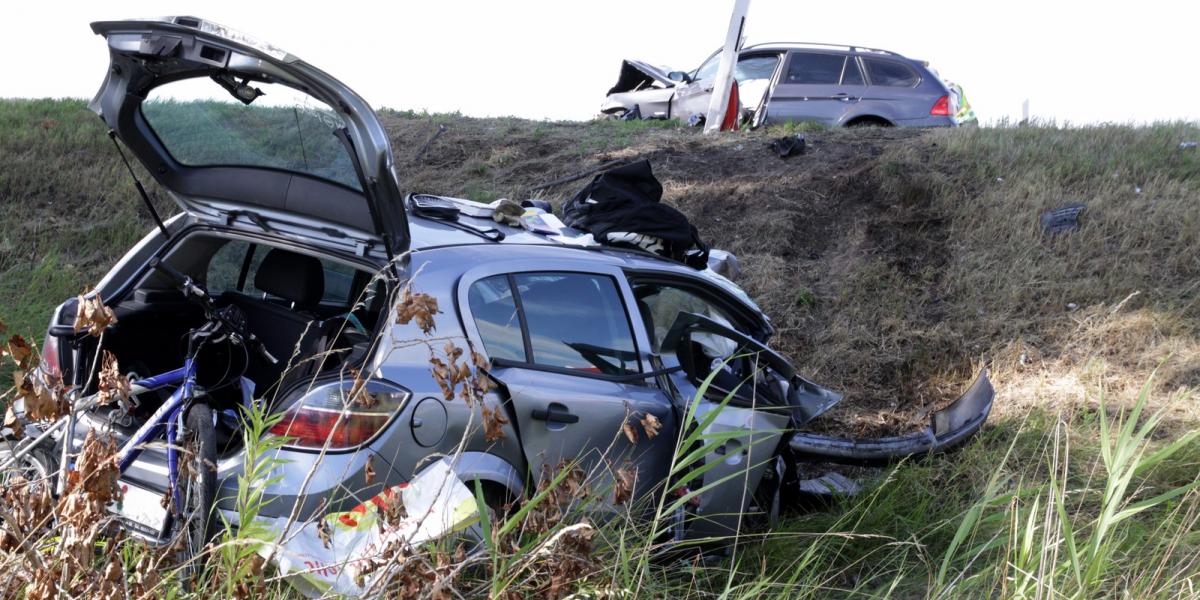 A baleset helyszíne a 8-as úton, Devecser közelében, ahol ketten meghaltak, amikor két személygépkocsi frontálisan ütközött. MTI