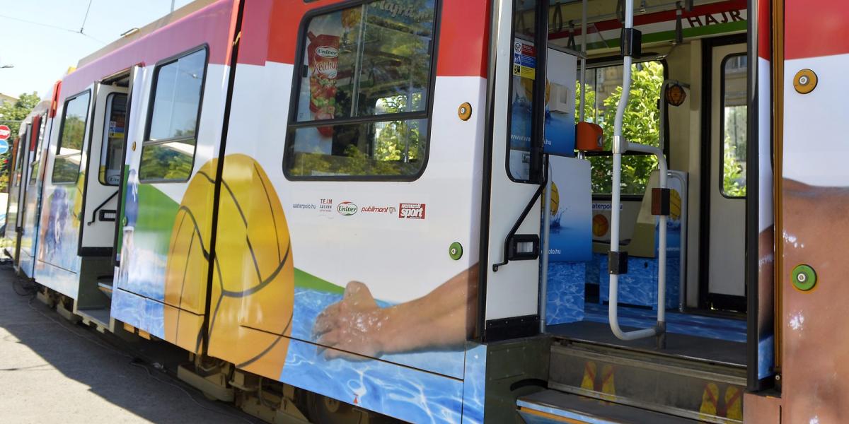 A közelgő budapesti vízilabda Európa-bajnokság alkalmából közlekedő szurkolói villamos a belvárosi Deák téren 2014. július 4-én.