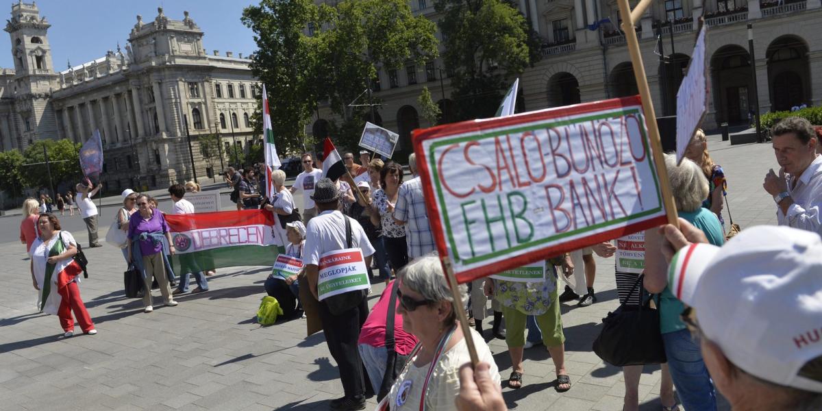 Demonstráció az Országház előtti, a résztvevők a devizahitelek eltörlését, a hitelesek kártalanítását és a felelősök megbüntetés