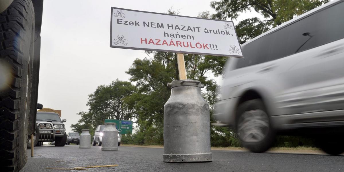 Útelzárásokkal tiltakoztak a tejtermelők. Fotó: Máthé Zoltán/MTI