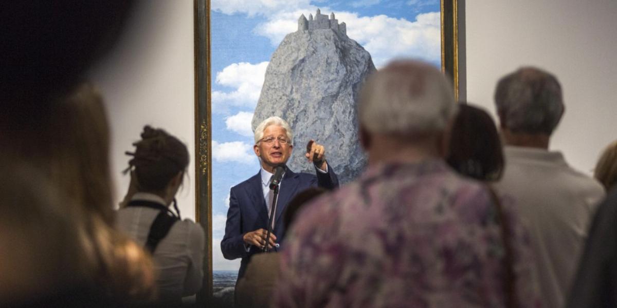 James S. Snyder, az Izrael Múzeum igazgatója René Magritte Kastély
a Pireneusokban című képe előtt