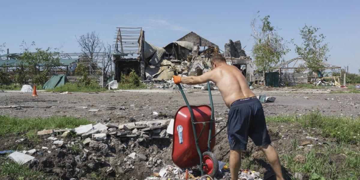 Romeltakarítás Szlavjanszkban a harcok után FOTÓ: EUROPRESS/GETTY IMAGES/ALVARO YBARRA ZAVALA