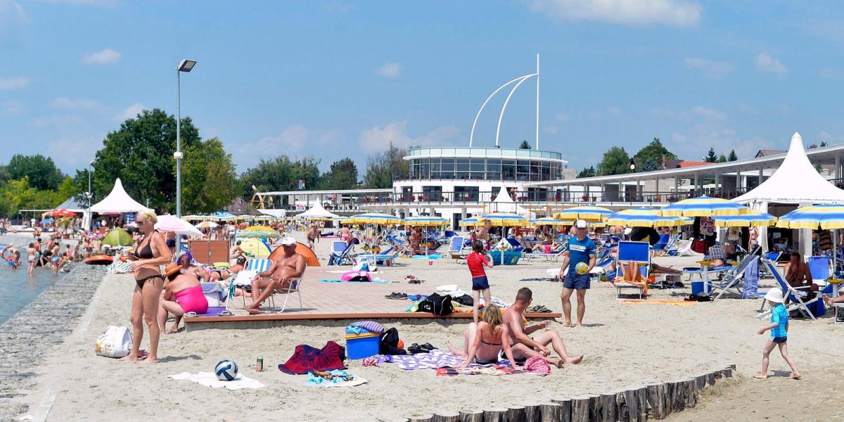 Vízparton könnyebb: a Velence Korzó homokos strandja a Velencei-tónál FOTÓ: MTI/MÁTHÉ ZOLTÁN