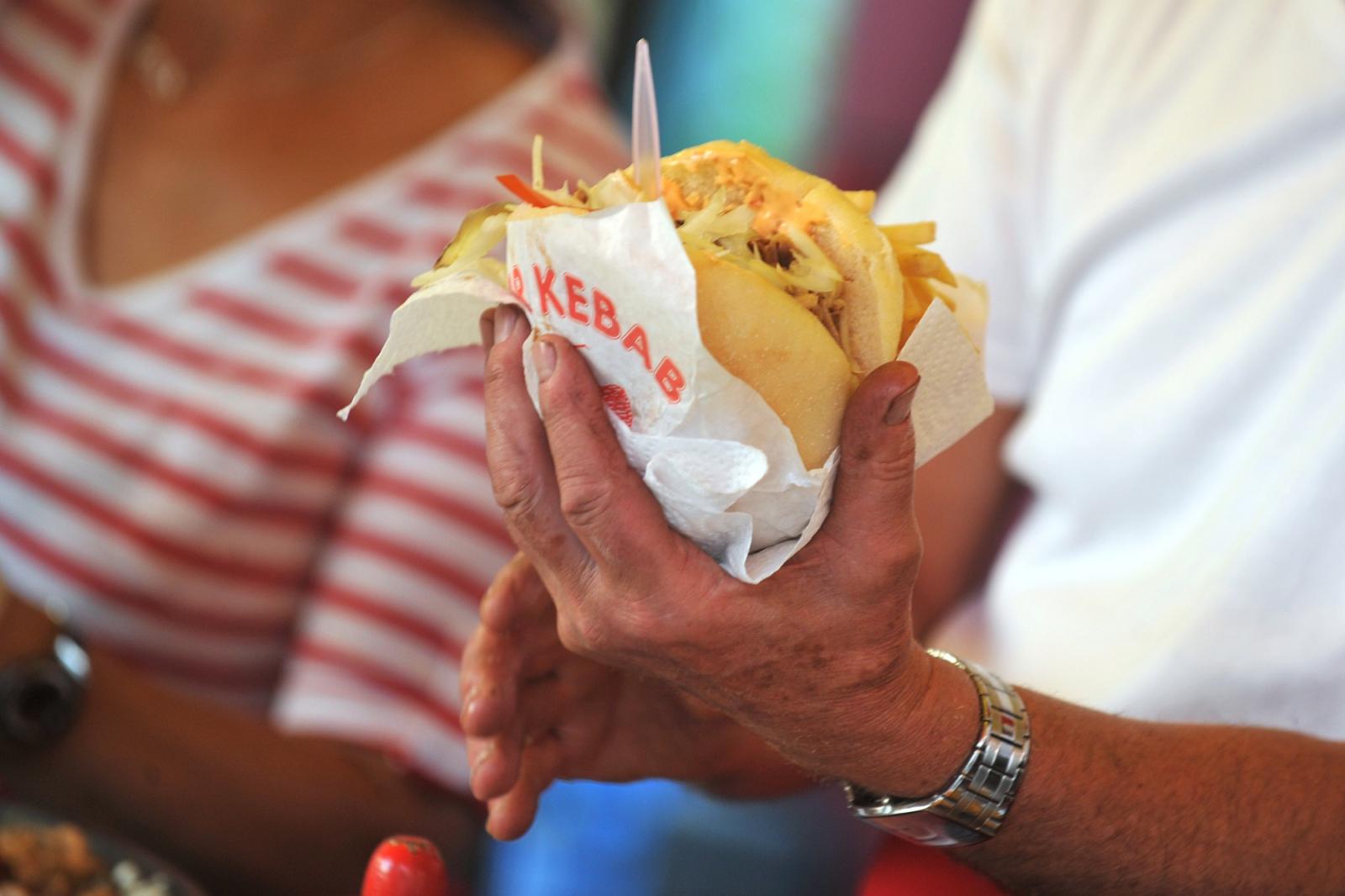 Úgy tűnik a kebabnak is mennie kell