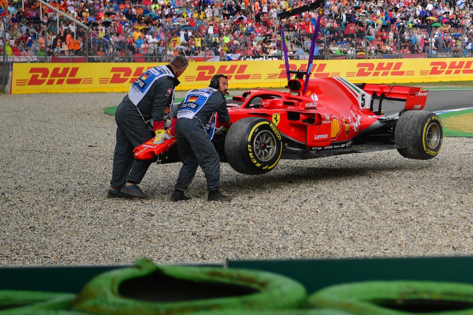 Vettel autóját emelik fel a baleset után