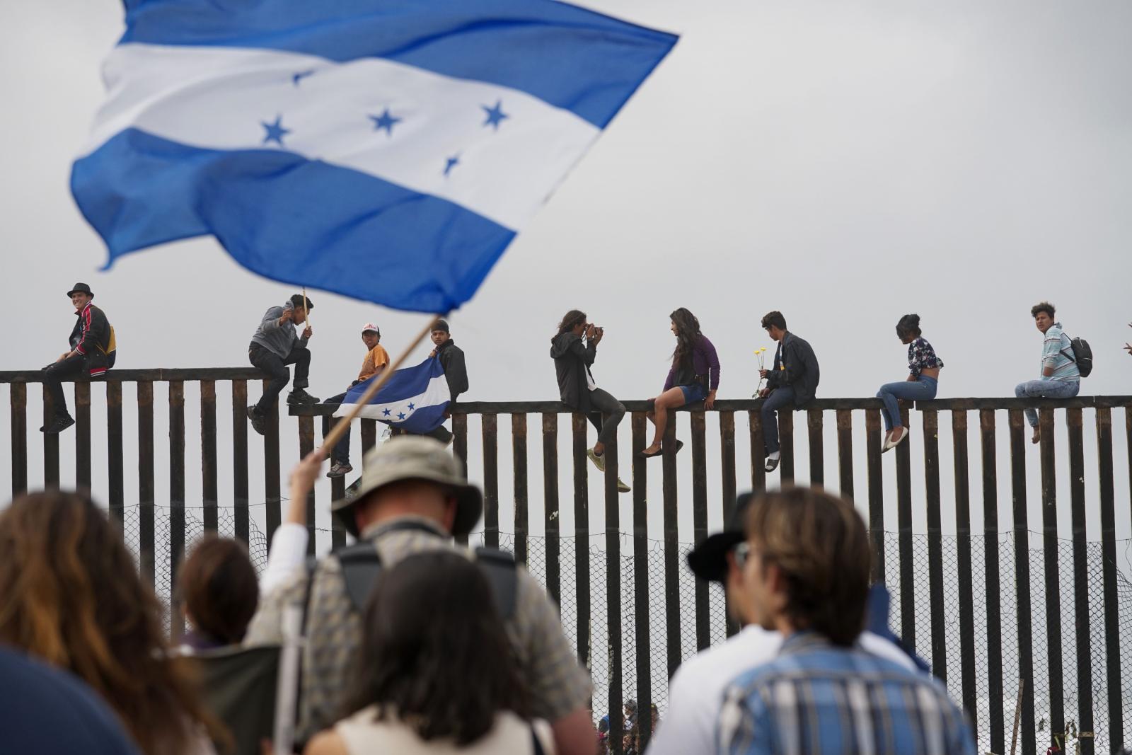 Hondurasi zászló az amerikai-mexikói határkerítésnél