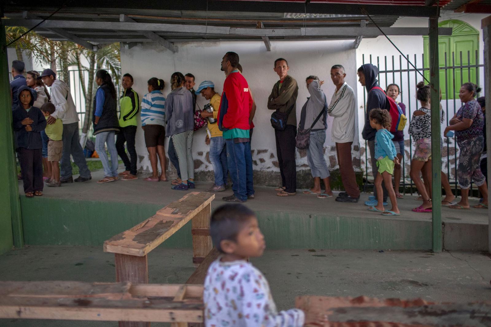 Venezuelai kivándorlók állnak sorban a brazíliai Pacaraima ingyenkonyhája előtt