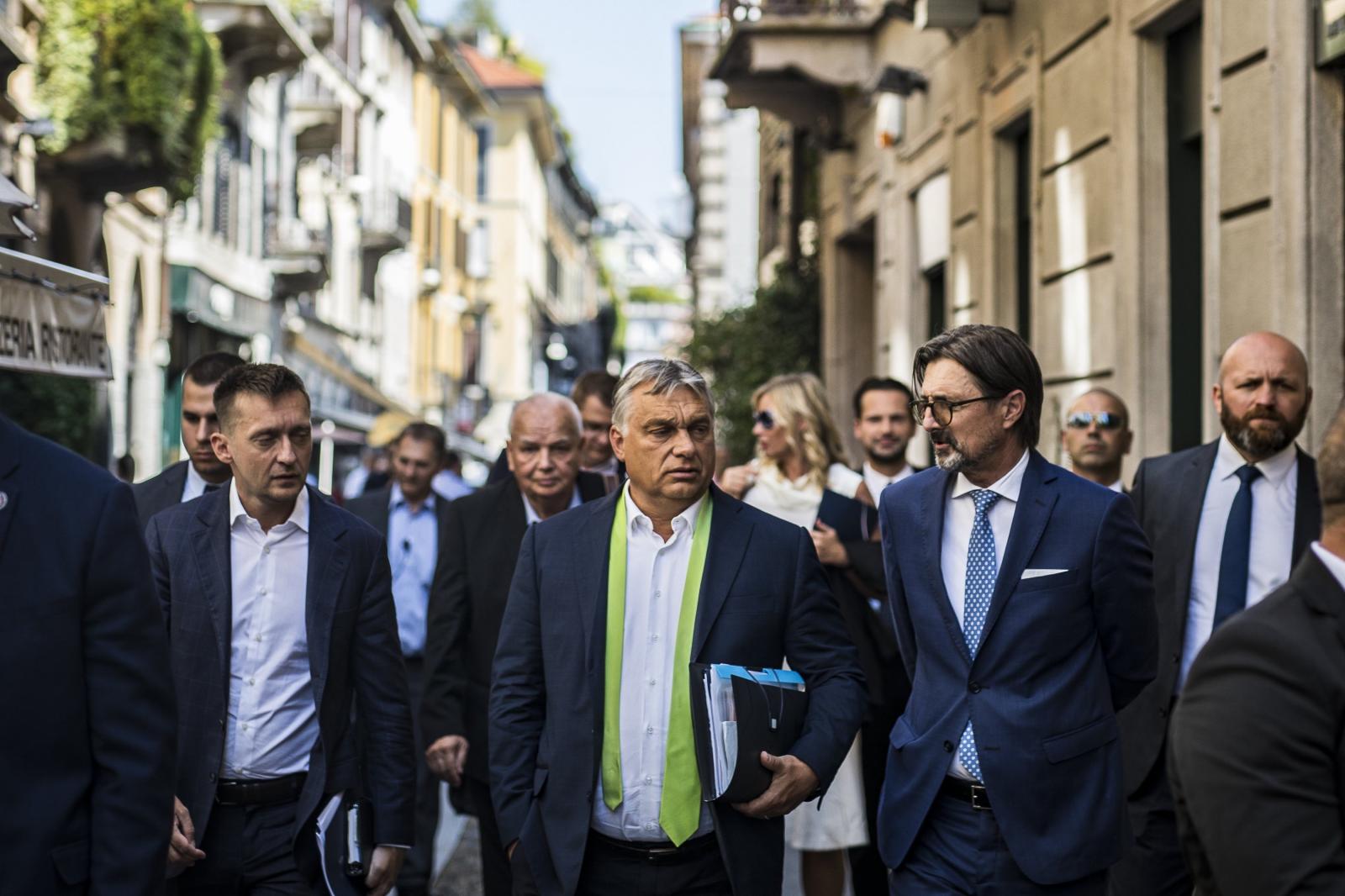 Orbán Viktor Milánóban. Balról Rogán Antal kabinetfőnök, jobbról Csiszár Jenő, milánói főkonzul