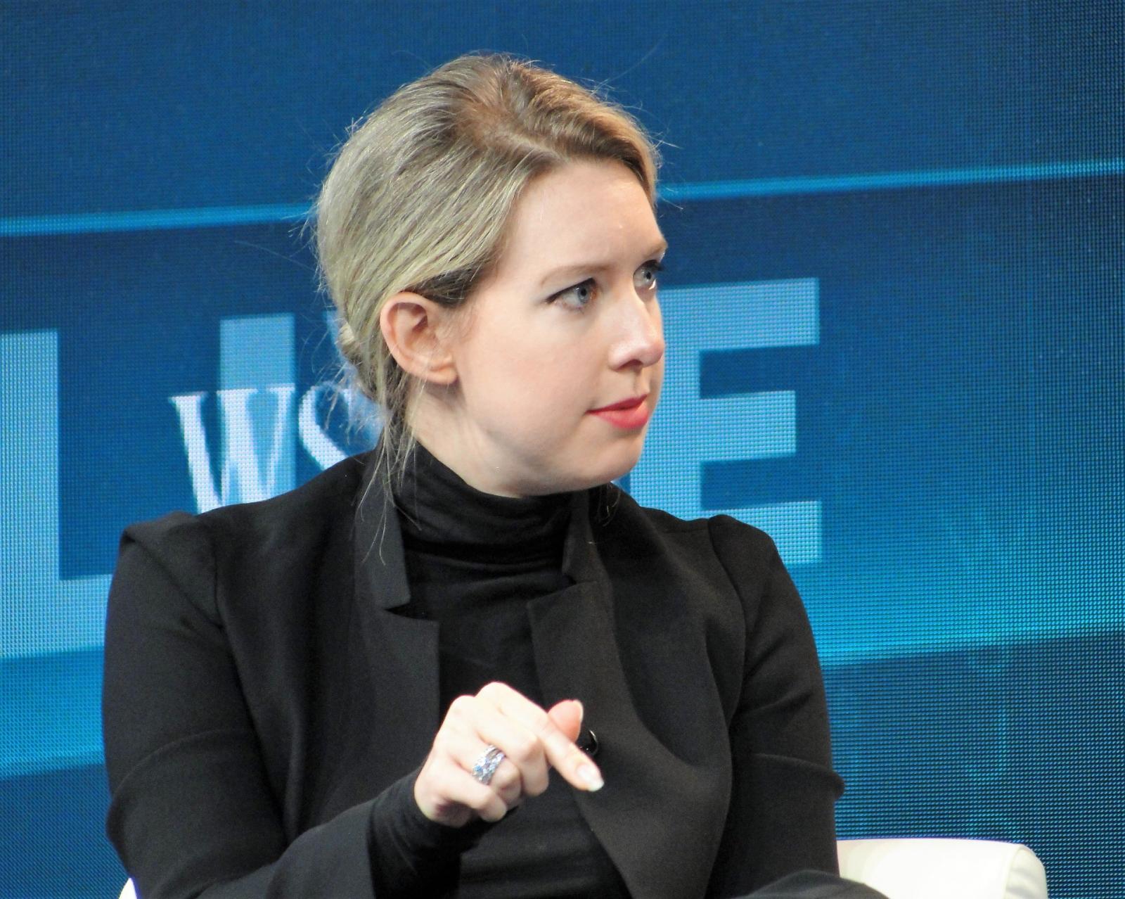 HÚSZ ÉV BÖRTÖN FENYEGETI Elizabeth Holmes négy éve még a világ legfi atalabb milliárdosának számított