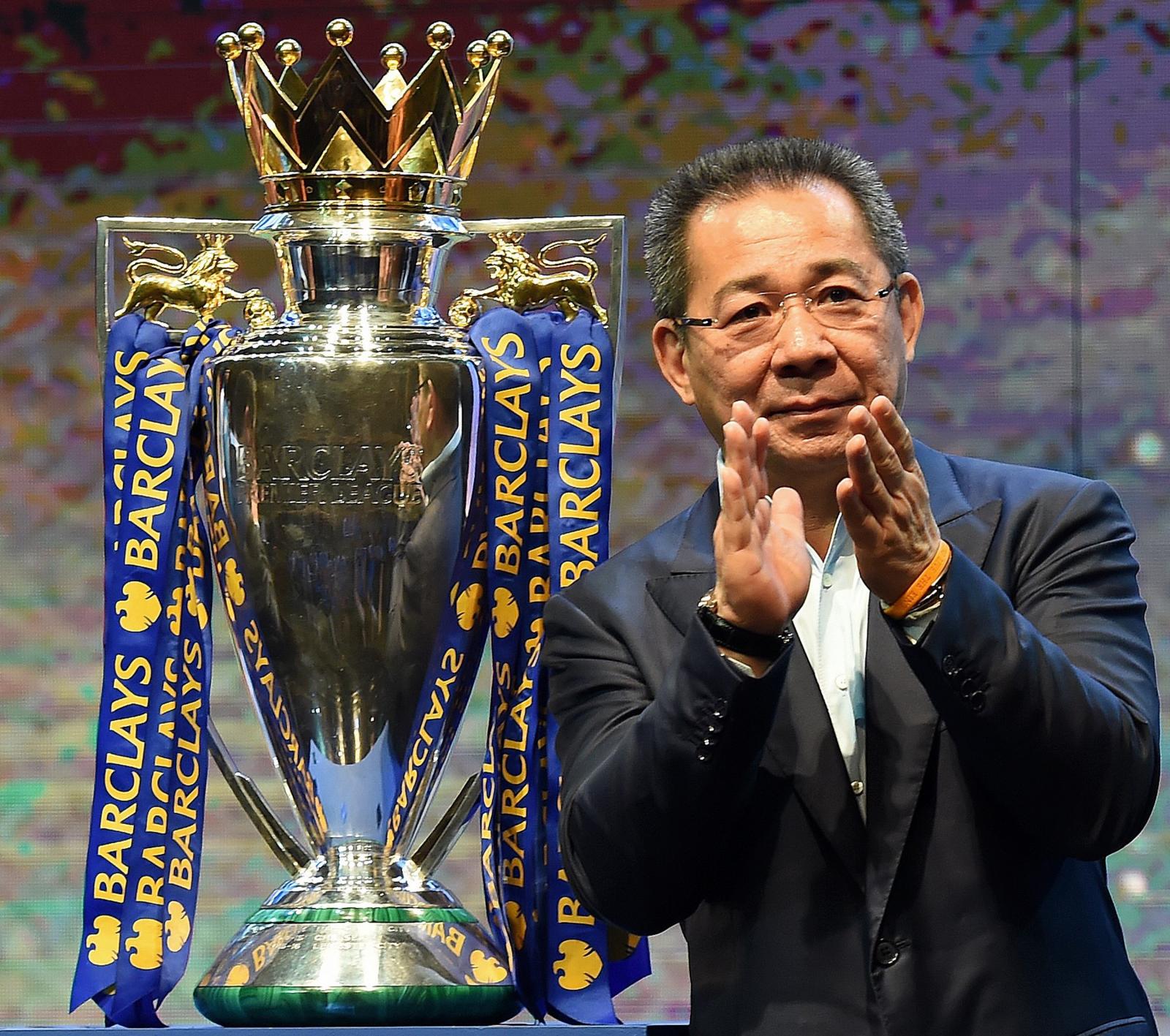 Vichai Srivaddhanaprabha a 2016-os bajnoki trófeával