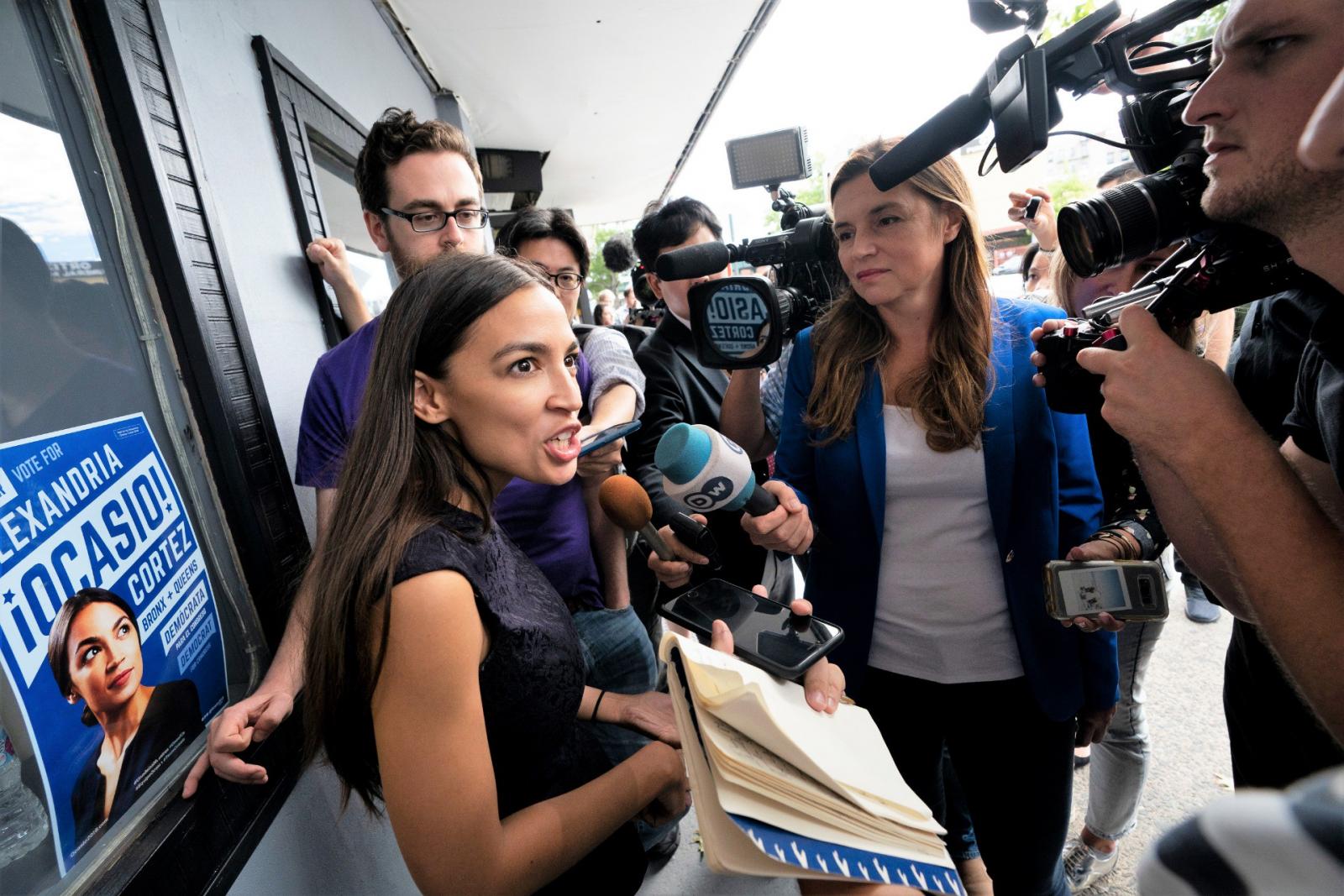 DEMOKRATA KÜLÖNC - Alexandria Ocasio-Cortez demokrata jelölt kilóg a sorból: demokratikus szocialistának vallja magát