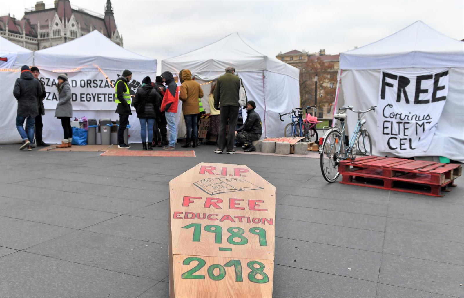 Napok óta tüntetnek a diákok a Kossuth téren a CEU-ért, de úgy tűnik, a kormányt ez sem hatja meg, és ellehetetleníti az egyik l