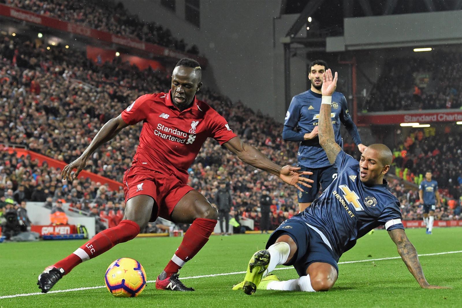 ÉLEN ÁLL A LIVERPOOL - A Manchester United 3-1-es vereséget szenvedett a listavezetőtől, a klubvezetés pedig új menedzsert bízot