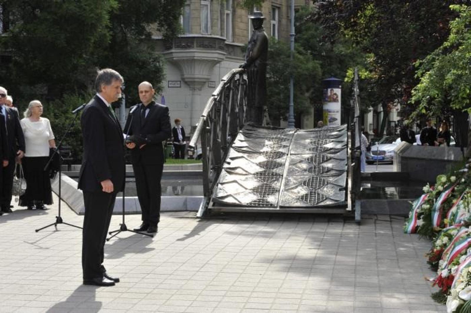 Kövér László Nagy Imre szobránál tiszteleg a vértanú miniszterelnök emléke előtt