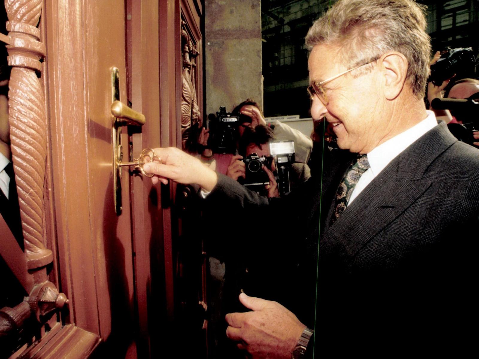 Soros György a CEU budapesti campusának átadásán 1995. október 20-án. Akkor örömmel látták, ma elüldözik