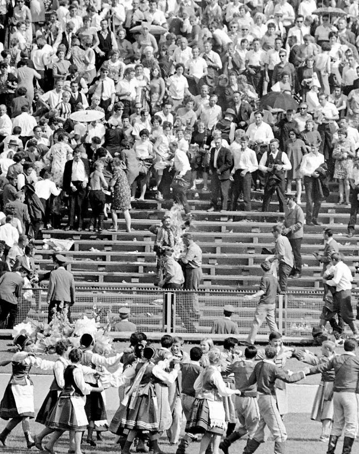 1968 szeptemberében Ryszard Siwiec lengyel tanár az aratási fesztiválon, egy stadionnyi ember előtt gyújtotta fel magát a lelátó