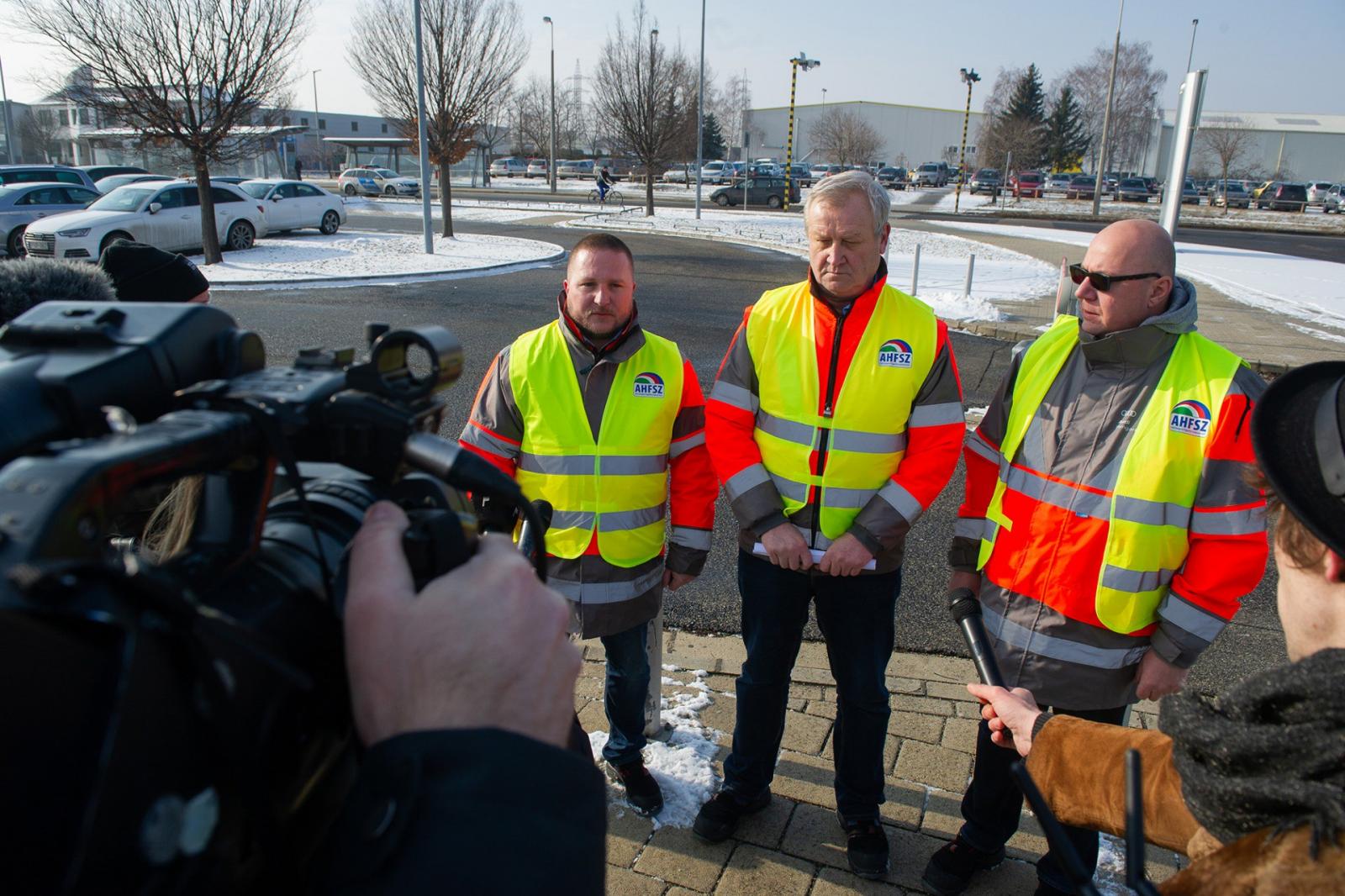 Szimacsek Tibor szakszervezeti elnökségi tag, Németh Sándor, a szakszervezet elnöke és Csalogány György, a szakszervezet elnökhe