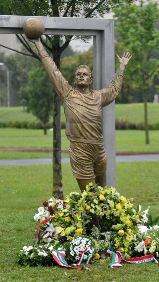 Grosis Gyulának állít emléket focikapuval együtt a Bikás parkban látható alkotás, ebben az esetben a futballista akció közben, a