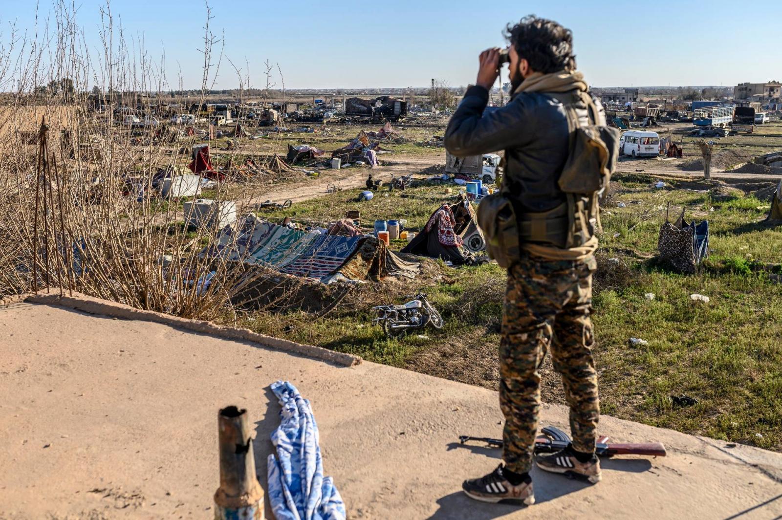 Az SDF egy fegyverese az Iszlám Állam menekültjeinek táboránál