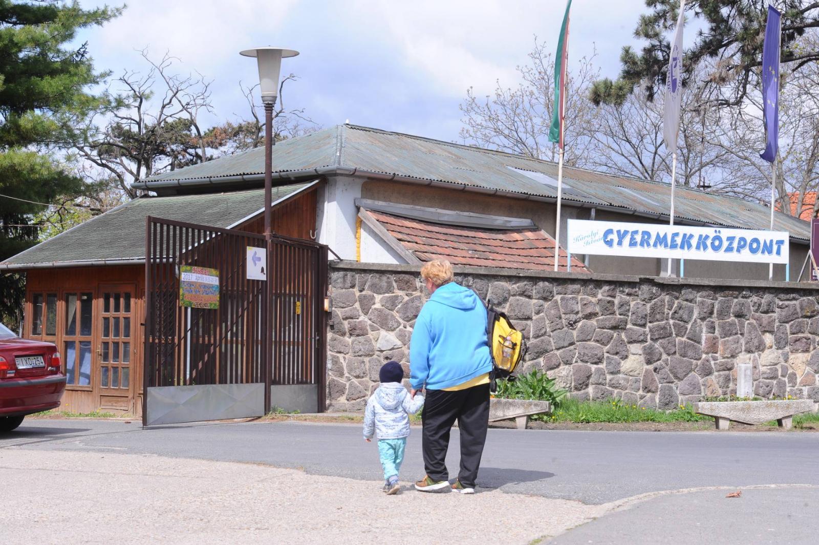 A fóti gyermekközpont bejárata. Képünk illusztráció