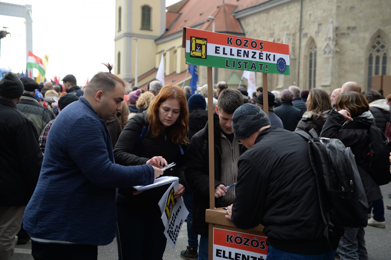 Nemzeti egységet! címmel tartott az ellenzék közös demonstrációt a Szabad sajtó úton