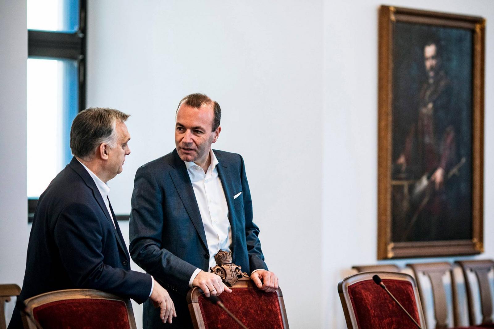 Manfred Weber az ominózus szék mögött, mikor Orbánnal tárgyalt a Juncker-plakátok miatt