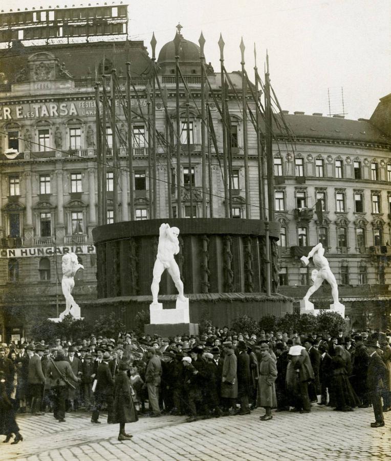 1919. MÁJUS 1. - Kalapácsos munkásfigurák a mai Nyugati téren