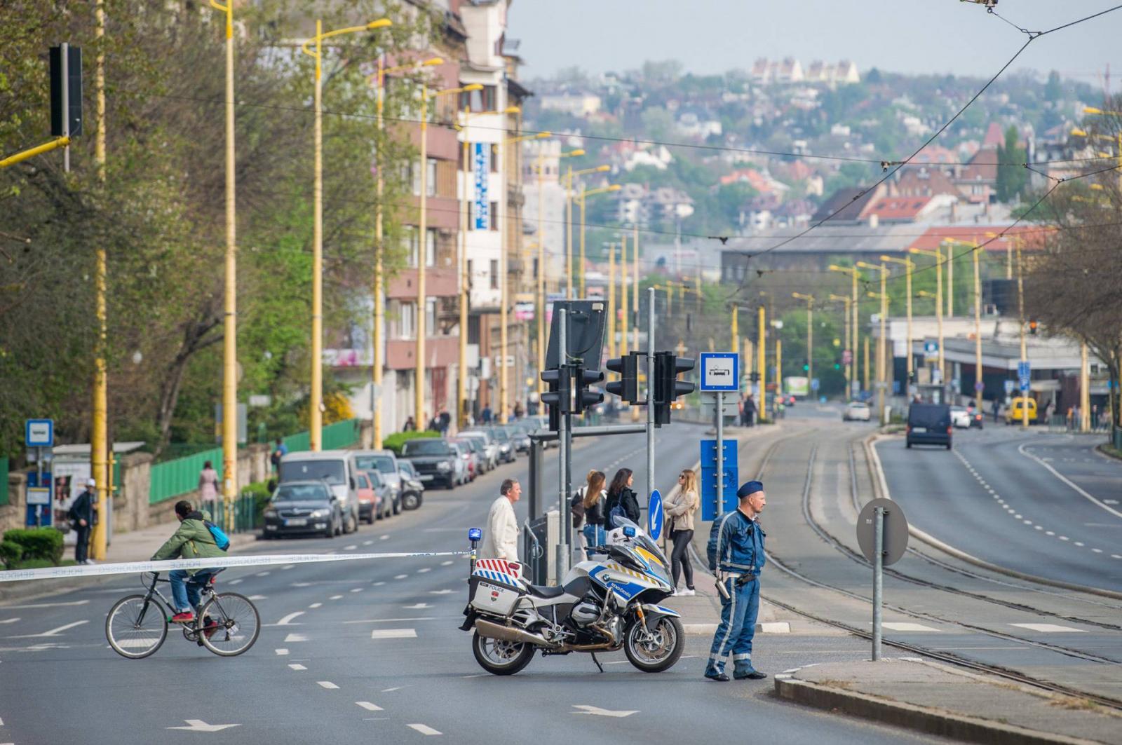 Motoros rendőr a lezárt Alkotás utcán