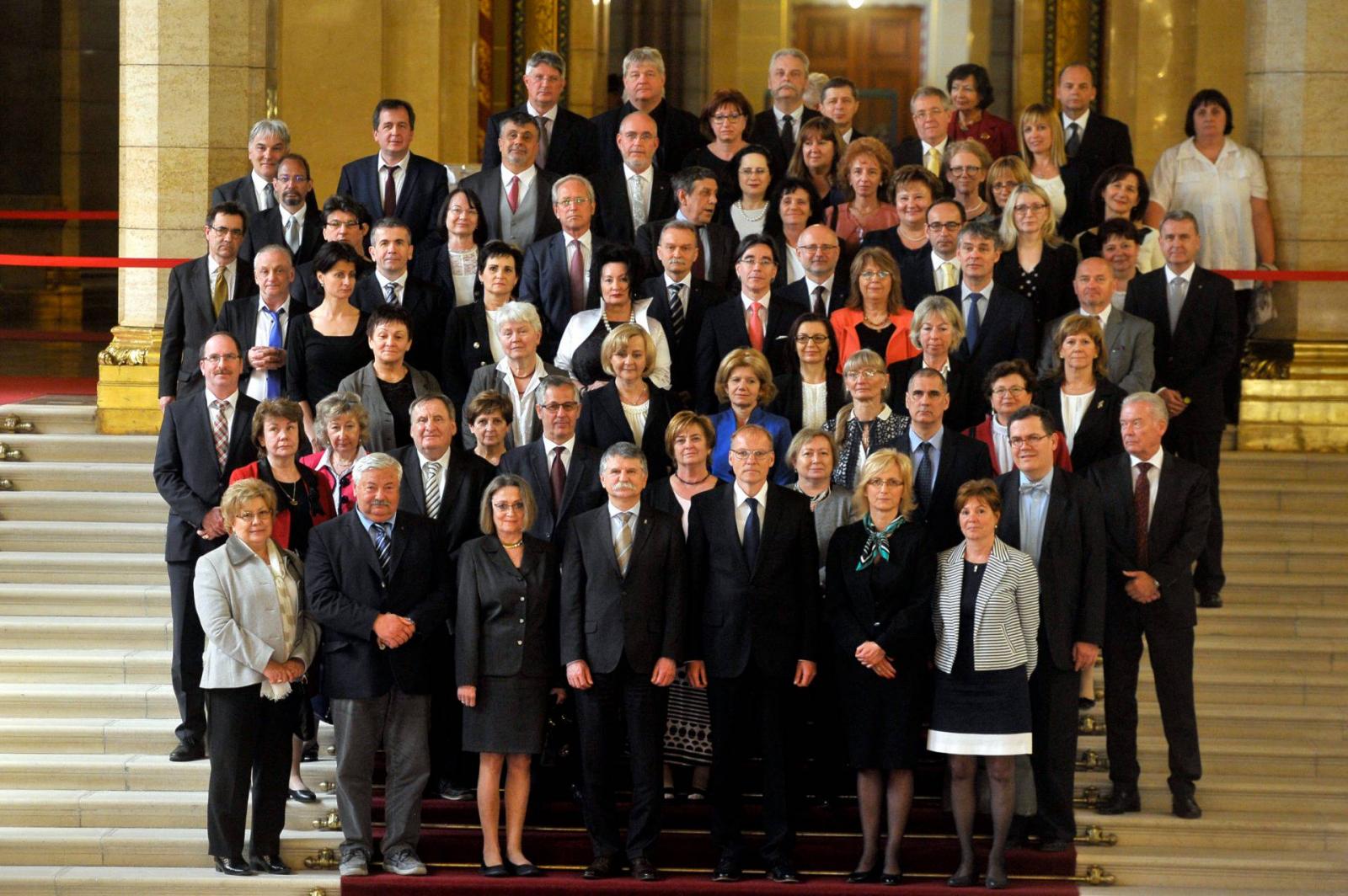 A konferencia résztvevői az Országház főlépcsőjén