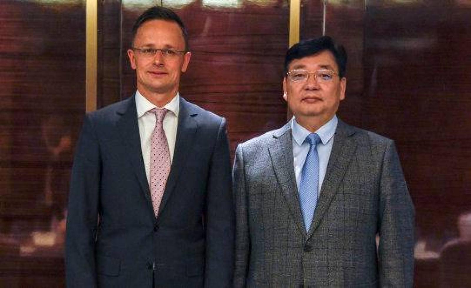 Szijjártó Péter és Jüe Kuo-jung, a Henan Civil Aviation Development and Investment Co., Ltd. vezérigazgató-helyettese