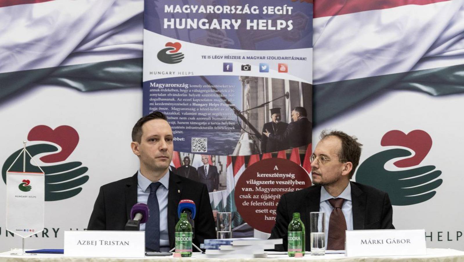 Azbej Tristan, a Miniszterelnökség üldözött keresztények megsegítéséért és a Hungary Helps Program megvalósításáért felelős államtitkára (b) és Márki Gábor, a Hungary Helps ügynökség vezérigazgatója az ügynökség megalakulásáról tartott sajtótájékoztatón