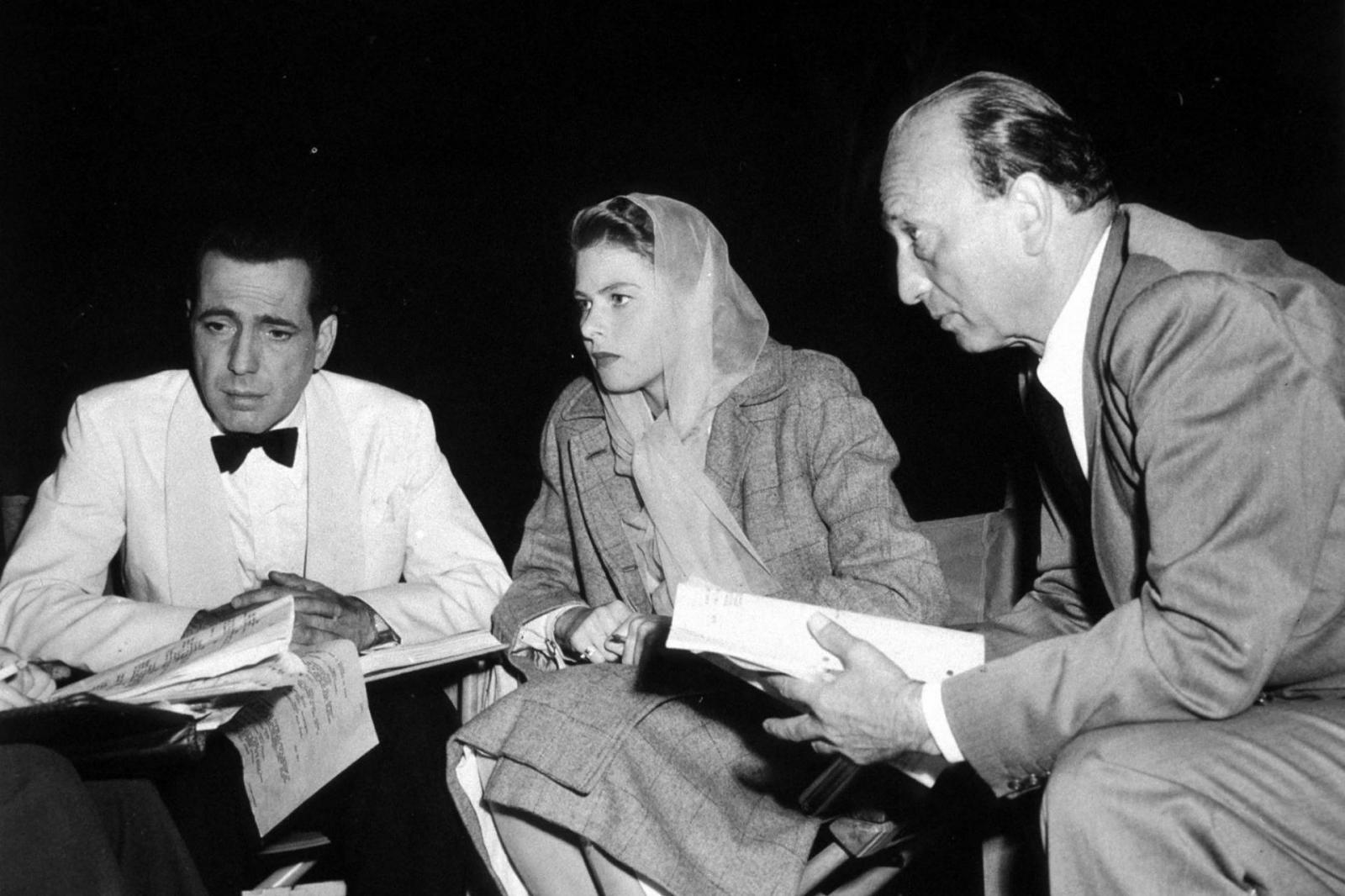 Michael Curtiz (j), Ingrid Bergman és Humphrey Bogart a Casablanca forgatásán