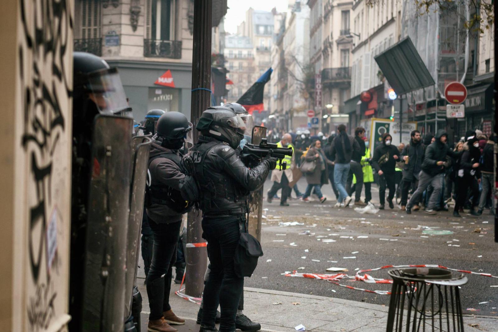 A demonstrációkhoz az utcákon az elmúlt években látványosan aktív csoportok is csatlakoztak: a sárgamellényesek és a tavaly május elsejei zavargásokban főszerepet vállaló anarchista csoportok, az úgynevezett „fekete blokkok” is