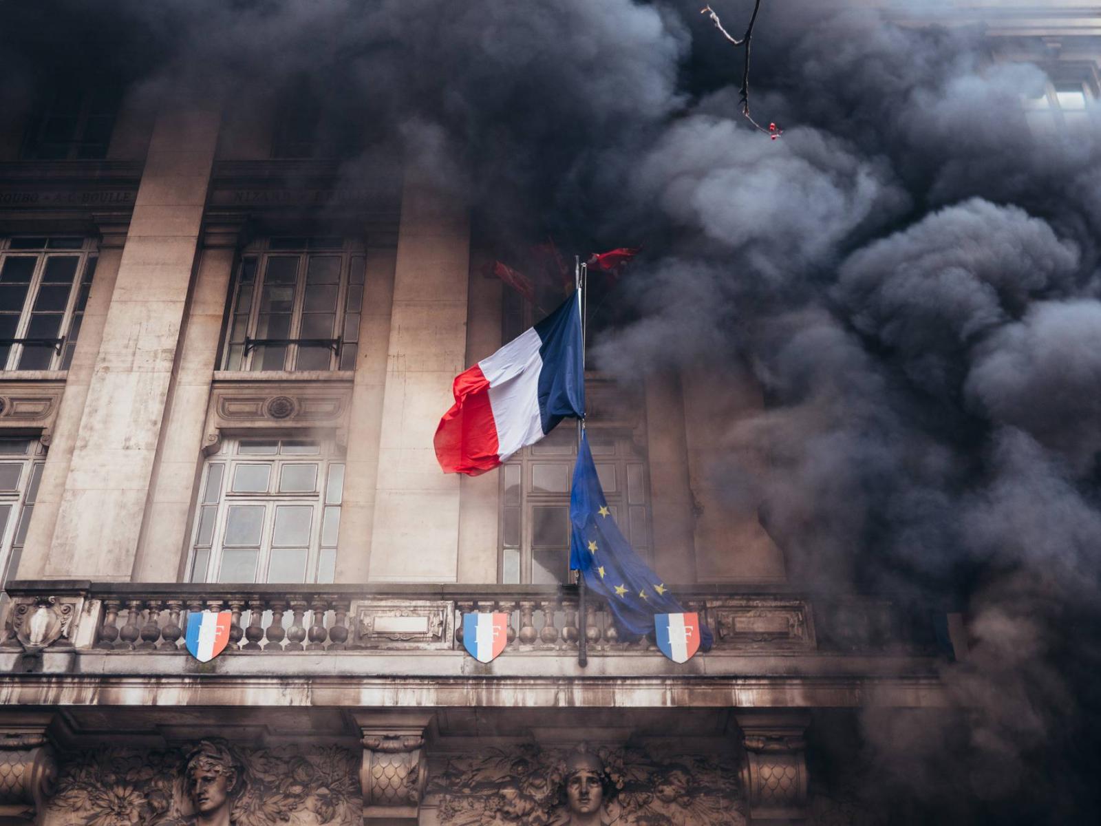 A demonstrációkhoz az utcákon az elmúlt években látványosan aktív csoportok is csatlakoztak: a sárgamellényesek és a tavaly május elsejei zavargásokban főszerepet vállaló anarchista csoportok, az úgynevezett „fekete blokkok” is